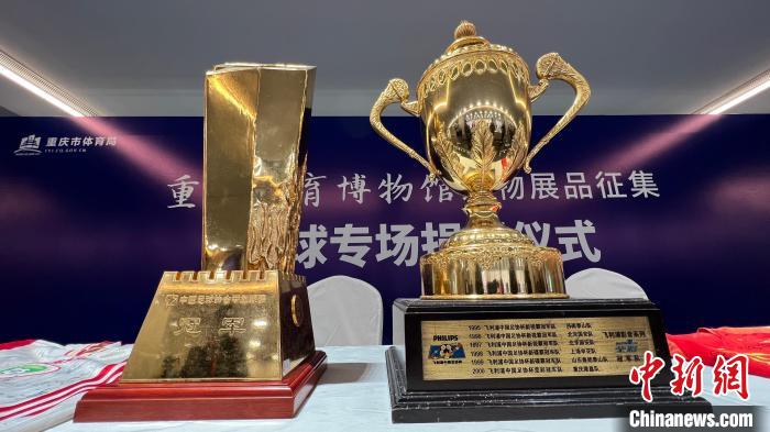 图为2000年中国足协杯冠军奖杯(右)和2014年中甲联赛冠军奖杯(左)。　肖江川 摄