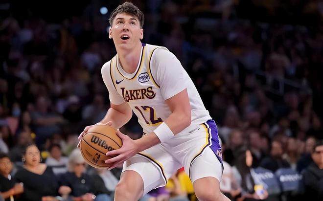 湖人惨败独行侠 詹姆斯30+15难救主