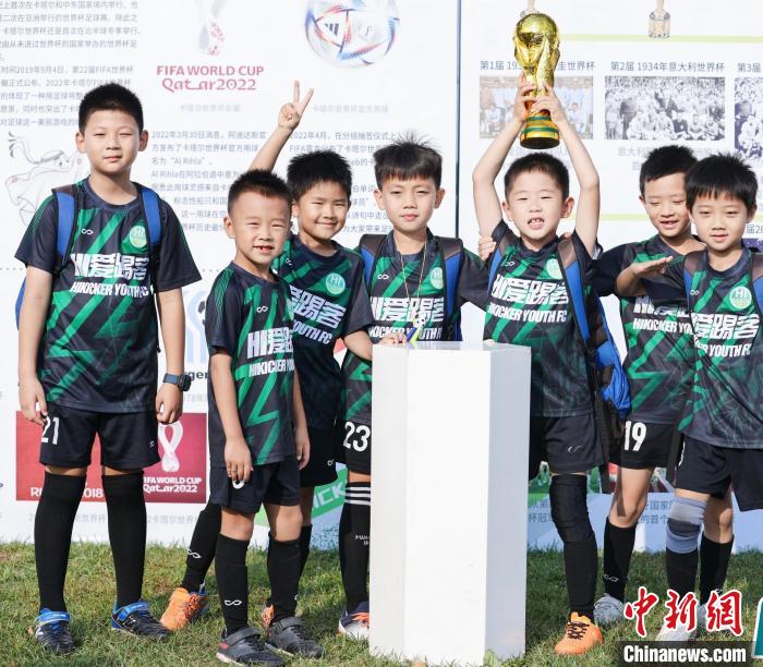 获奖小球员领奖 “爱踢客杯”欢动足球节组委会提供