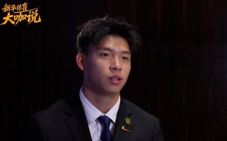 王钰栋在国家队训练场外